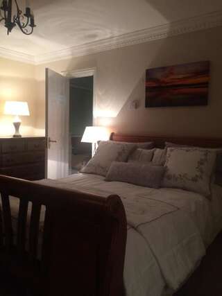 Отели типа «постель и завтрак» Hillcrest farmhouse Bed & Breakfast Boyhollagh Семейный номер Делюкс-13